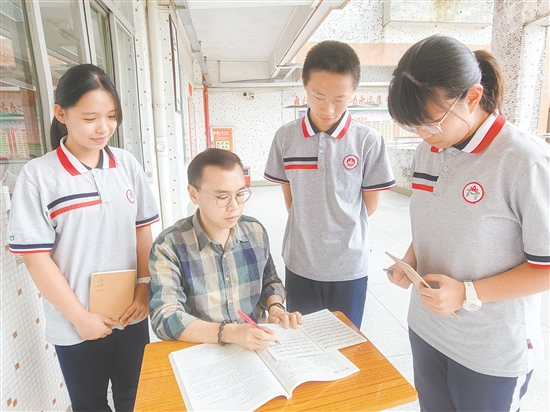 江門市第一中學(xué)景賢學(xué)校躍進(jìn)路校區(qū)學(xué)生認(rèn)真向老師請(qǐng)教。