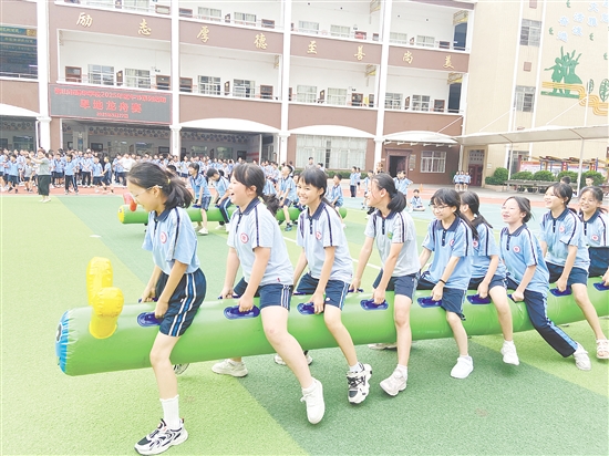各班參賽學(xué)生以腿為槳、以手為舵，配合默契、奮勇向前。