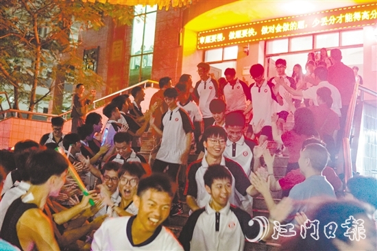 高一高二學(xué)生齊聚校道兩旁，為即將高考的高三學(xué)長(zhǎng)學(xué)姐送上祝福。