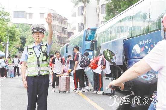 臺山交警護送高考考生。臺山公安供圖