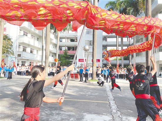 恩平僑中學(xué)弟學(xué)妹舞獅舞龍為高三學(xué)生送考。