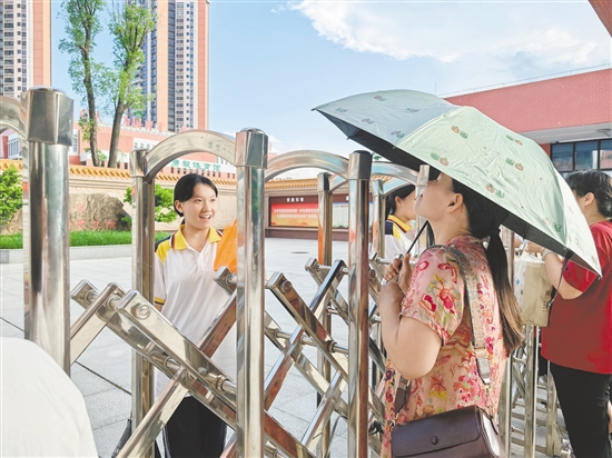 不少家長為孩子送來“愛心餐”。