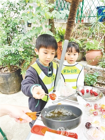 孩子們用自己采收的甘蔗熬糖水制作糖葫蘆，感受勞動(dòng)的樂(lè)趣。