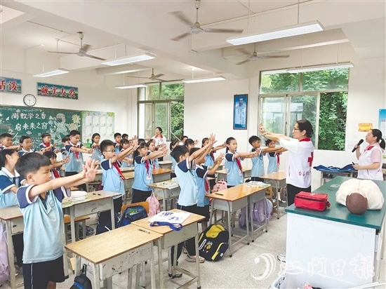 在實(shí)操環(huán)節(jié)，學(xué)生在專業(yè)師資的指導(dǎo)下學(xué)習(xí)急救技能。