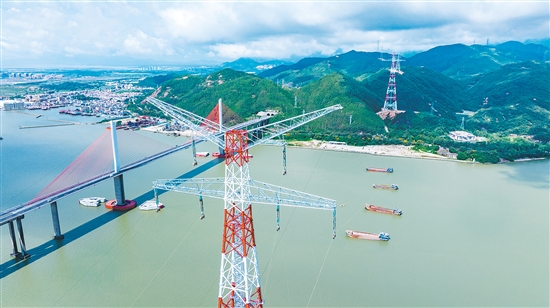 施工團(tuán)隊(duì)在水面關(guān)鍵位置布置了4艘千噸級(jí)重型擱線船，為整個(gè)牽引過程提供了強(qiáng)大的穩(wěn)定支撐和安全保障。