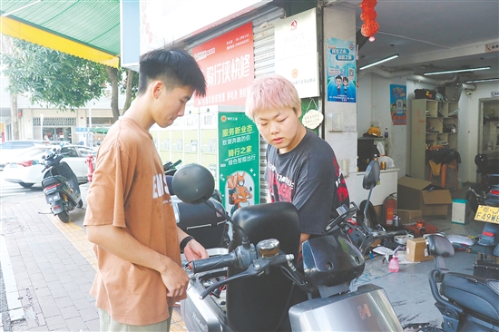 愛(ài)心驛站可為外賣騎手提供車輛維修服務(wù)。