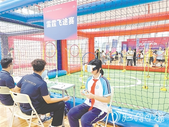 第九屆全國青少年無人機(jī)大賽廣東省賽（江門主站賽）中，相關(guān)項(xiàng)目的選手戴上VR眼鏡，通過“第一視角”操控?zé)o人機(jī)。