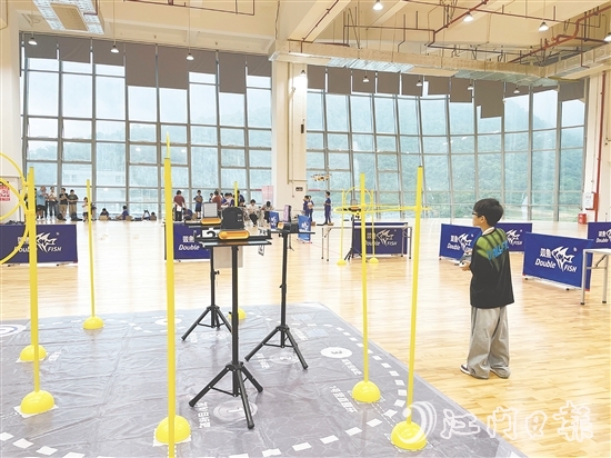 在第九屆全國青少年無人機(jī)大賽廣東省賽（江門主站賽）上，選手在比賽中操控?zé)o人機(jī)。