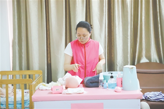 澳門考生模擬嬰兒生活照護(hù)。