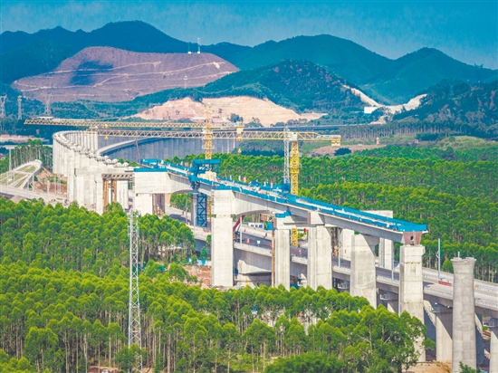珠肇、廣湛高鐵交會路口施工現(xiàn)場。