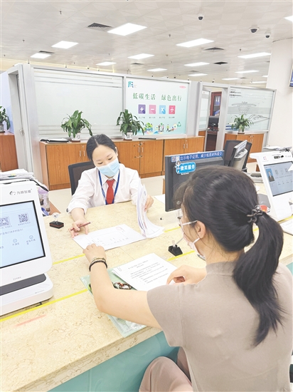 市行政服務(wù)中心窗口工作人員為企業(yè)辦理商事登記業(yè)務(wù)。