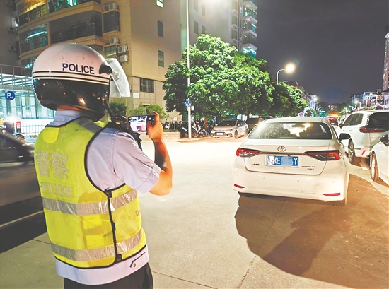交警通過(guò)巡邏勸導(dǎo)、違停拖移、教育處罰等措施來(lái)規(guī)范停車(chē)秩序。