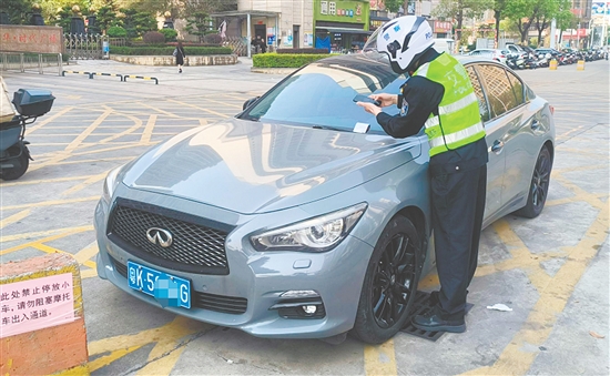 交警通過(guò)巡邏勸導(dǎo)、違停拖移、教育處罰等措施來(lái)規(guī)范停車(chē)秩序。