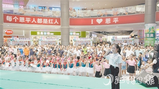 全場人員莊嚴(yán)宣誓。