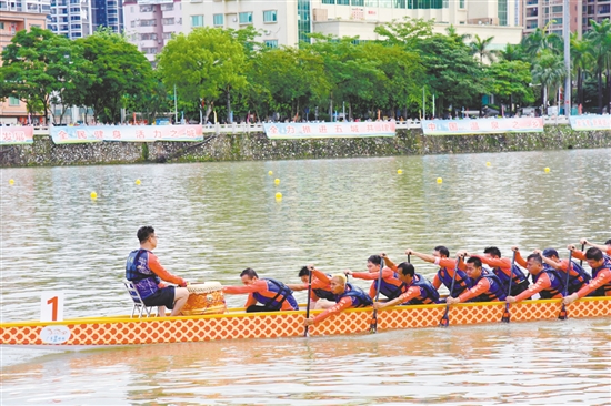 錦江河上，選手們奮勇?tīng)?zhēng)先。