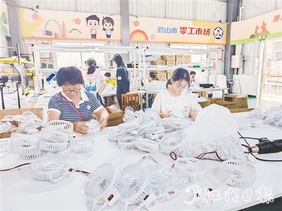鶴山市“零工市場(chǎng)”以手工作坊為平臺(tái)，對(duì)接不同類(lèi)型的制造業(yè)企業(yè)，引入多個(gè)種類(lèi)的手工產(chǎn)品項(xiàng)目。