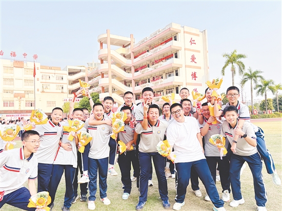 江門市怡福中學(xué)為考生送上葵花，祝福他們“一舉奪魁（葵）”。