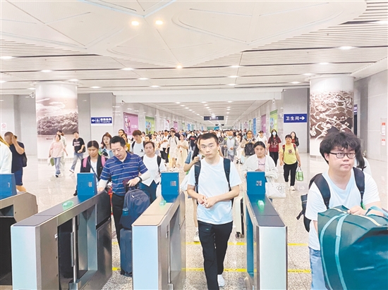 2025年鐵路暑運(yùn)昨日拉開帷幕，江門站客流已明顯增多。