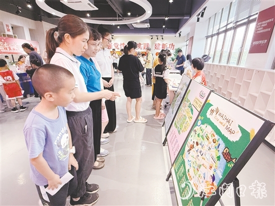 群眾在政策咨詢區(qū)查看江海區(qū)“15分鐘生活便利圈”地圖。