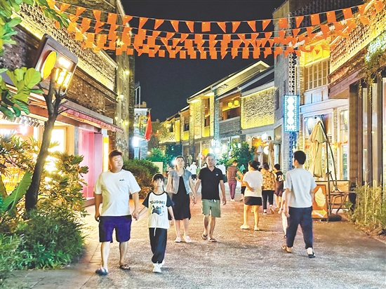 夜晚的江門古勞水鄉(xiāng)景區(qū)精彩不斷。