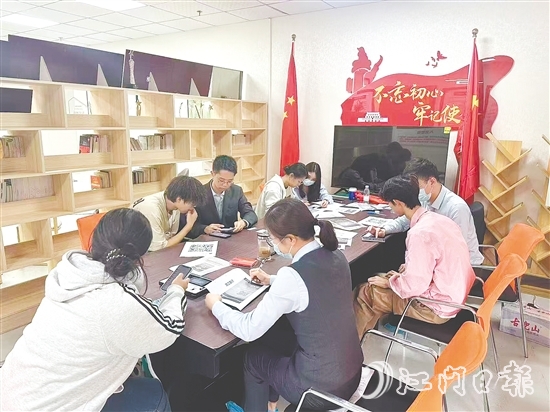 農(nóng)行江門分行工作人員走訪企業(yè)，宣傳金融知識(shí)。
