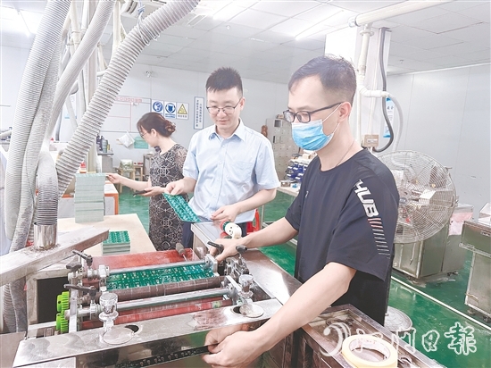 江門建行工作人員走訪企業(yè)，積極對(duì)接企業(yè)融資需求。