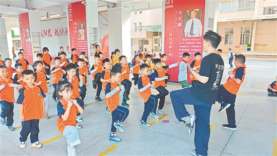 共和鎮(zhèn)中心小學(xué)成立跆拳道社團(tuán)，通過(guò)社團(tuán)訓(xùn)練和活動(dòng)，為學(xué)生提供超越自我、展現(xiàn)才藝的機(jī)會(huì)。