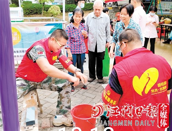 碧桂園物業(yè)工作人員提供暖心服務(wù)，提升業(yè)主的滿意度和幸福感。