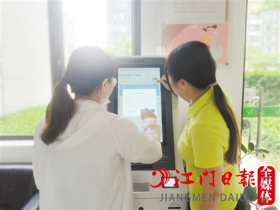 萬科金域國際“鳳梨一號”自助服務(wù)一體機為小區(qū)業(yè)主提供一站式服務(wù)。