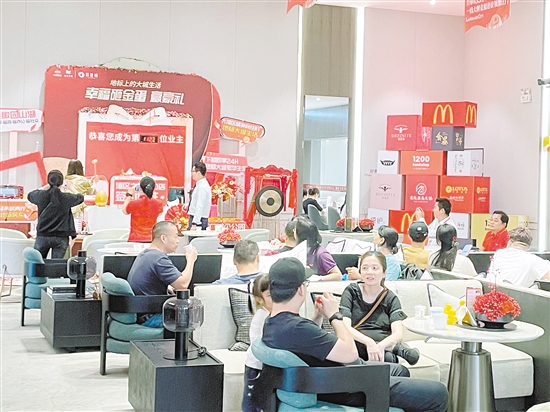 新政實(shí)施的首個(gè)周末，中鐵建·鐵建城人氣較旺。