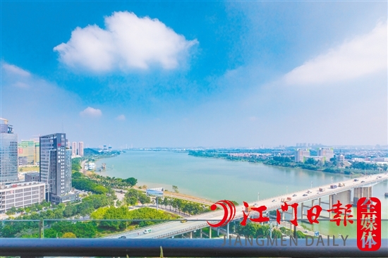近年來(lái)，我市多個(gè)樓盤(pán)臨江而建。