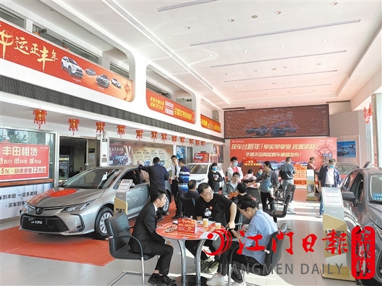 去年春節(jié)期間，不少消費者看車、買車。