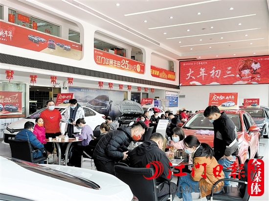 春節(jié)期間，有的4S店展廳出現(xiàn)熱鬧的景象。