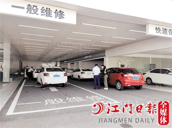 市區(qū)多家4S店出現(xiàn)車輛扎堆排隊(duì)等候檢修、保養(yǎng)的情況。