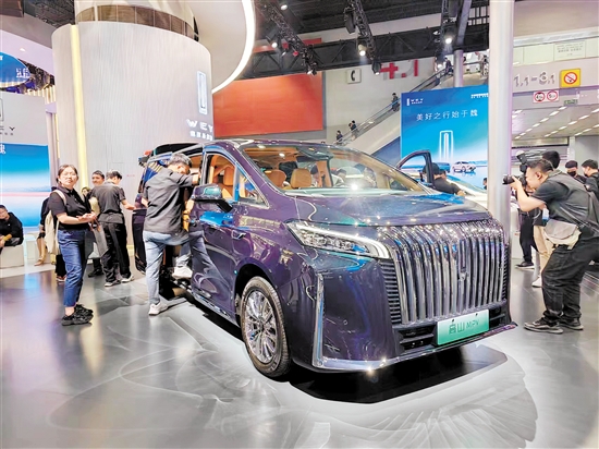 車展現(xiàn)場(chǎng)，亮相的新能源MPV非常多。